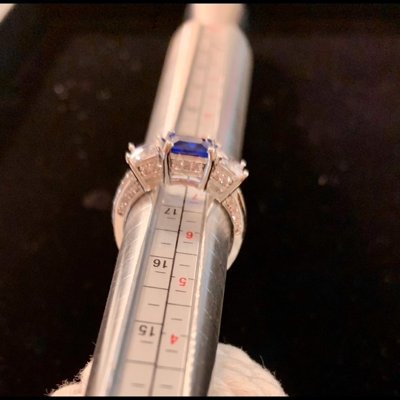 Simulated Sapphire and Cubic Zirconium ring. - Picture 5 of 5
